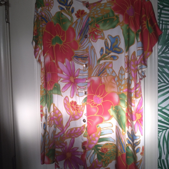 Beautiful light material summer blouse. - Picture 5 of 6